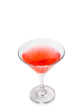 Beyaz arka planda tahıllı lezzetli kırmızı kokteyl.