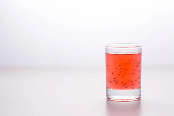 Smaklig Röd Cocktail Med Korn Vit Bakgrund — Stockfoto