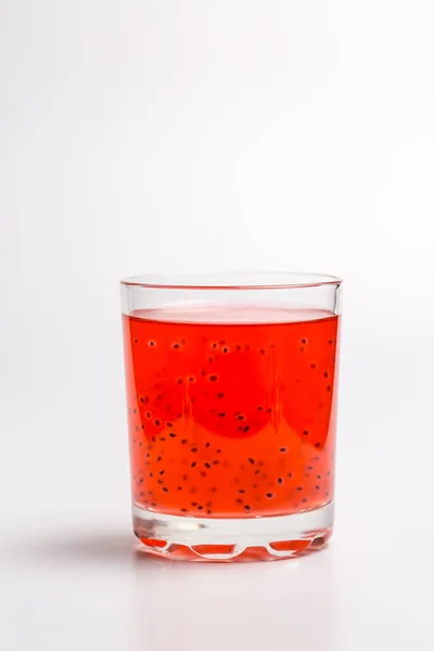 Chutný Červený Koktejl Obilím Bílém Pozadí — Stock fotografie
