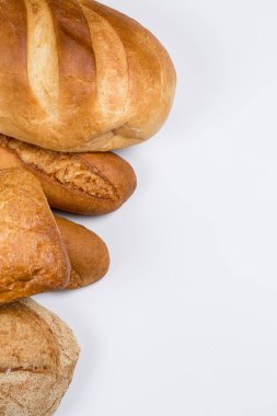 Beyaz zemin üzerinde buğday ve un bulunan lezzetli siyah beyaz ekmek.