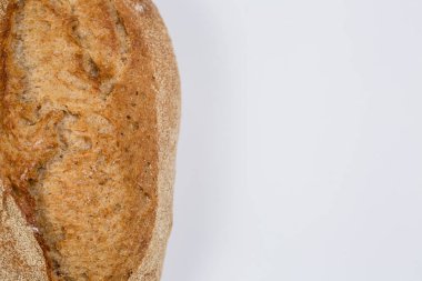Beyaz zemin üzerinde buğday ve un bulunan lezzetli siyah beyaz ekmek.