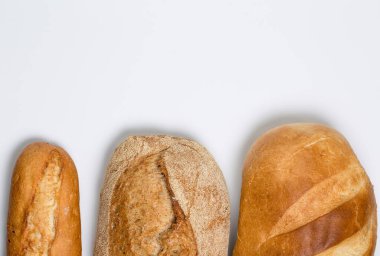 Beyaz zemin üzerinde buğday ve un bulunan lezzetli siyah beyaz ekmek.