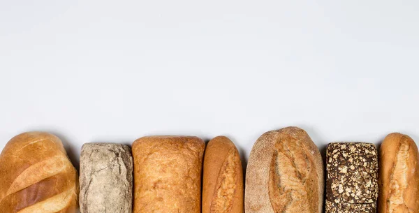 白を基調とした小麦と小麦粉のおいしい新鮮な黒と白のパン — ストック写真