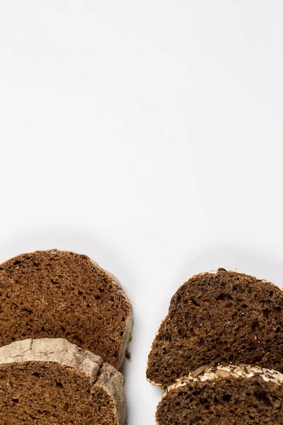 Вкусный Свежий Черный Белый Хлеб Пшеницей Мукой Белом Фоне — стоковое фото