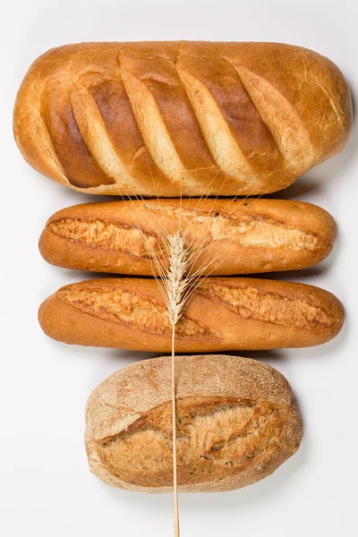 Smaczny Świeży Czarno Biały Chleb Pszenicą Mąką Białym Tle — Zdjęcie stockowe