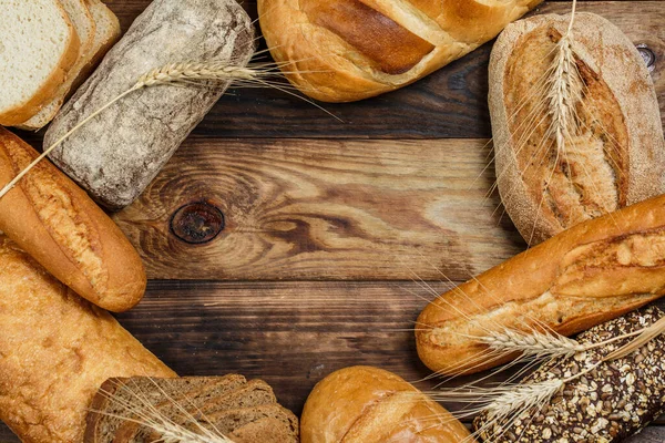 Verschiedene Brote Und Semmeln Mit Weizen Und Mehl Auf Einem — Stockfoto