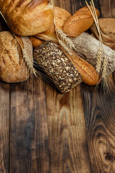 Verschiedene Brote Und Semmeln Mit Weizen Und Mehl Auf Einem — Stockfoto