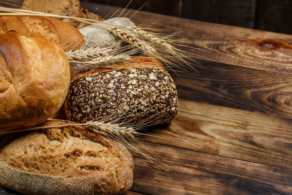 Verschiedene Brote Und Semmeln Mit Weizen Und Mehl Auf Einem — Stockfoto