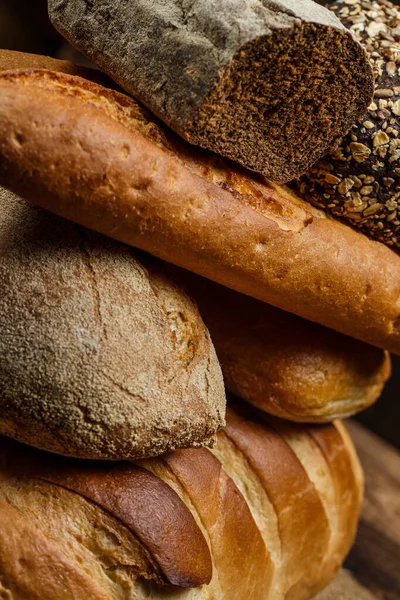 Verschiedene Brote Und Semmeln Mit Weizen Und Mehl Auf Einem — Stockfoto