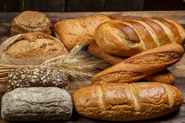 Diferentes Panes Sabroso Pan Con Trigo Harina Gluten Una Mesa —  Fotos de Stock