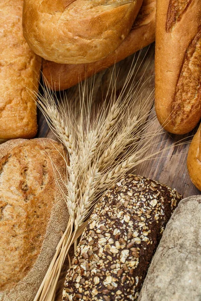 Verschiedene Brote Mit Weizen Mehl Und Gluten Auf Einem Holztisch — Stockfoto