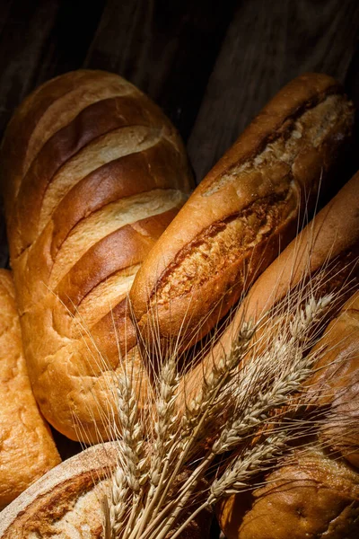 Verschiedene Brote Mit Weizen Mehl Und Gluten Auf Einem Holztisch — Stockfoto