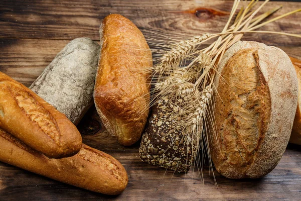 Verschiedene Brote Mit Weizen Mehl Und Gluten Auf Einem Holztisch — Stockfoto