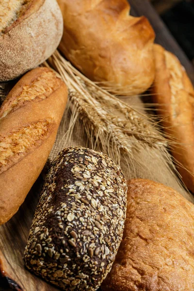 Verschiedene Brote Mit Weizen Mehl Und Gluten Auf Einem Holztisch — Stockfoto