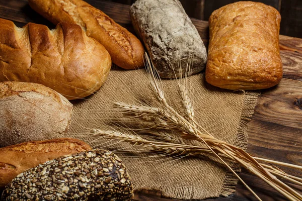 Verschiedene Brote Mit Weizen Mehl Und Gluten Auf Einem Holztisch — Stockfoto