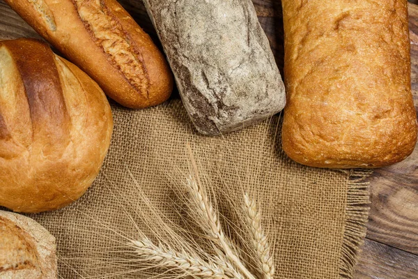 Diferentes Panes Sabroso Pan Con Trigo Harina Gluten Una Mesa —  Fotos de Stock