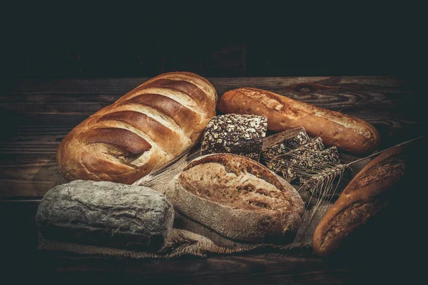 Frische Brote Mit Weizen Und Gluten Auf Einem Holztisch — Stockfoto