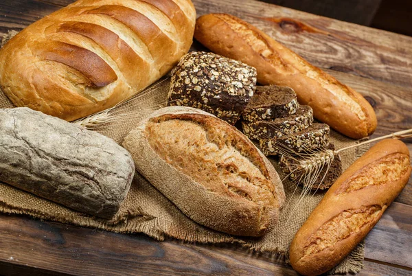 Panes Frescos Con Trigo Gluten Sobre Una Mesa Madera —  Fotos de Stock