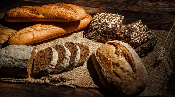 Frische Brote Mit Weizen Und Gluten Auf Einem Holztisch — Stockfoto