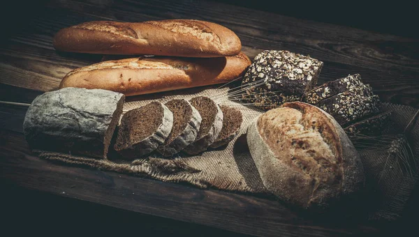 Frische Brote Mit Weizen Und Gluten Auf Einem Holztisch — Stockfoto