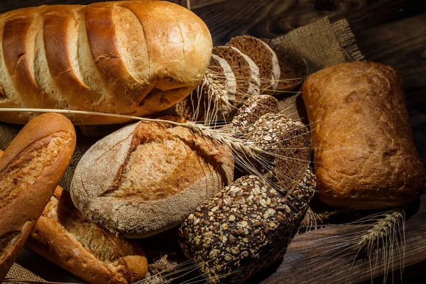 Frische Brote Mit Weizen Und Gluten Auf Einem Holztisch — Stockfoto