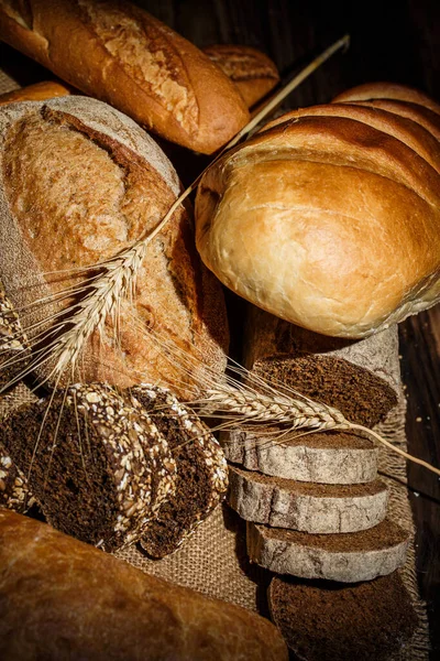 Frische Brote Mit Weizen Und Gluten Auf Einem Holztisch — Stockfoto