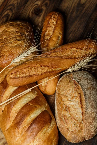 Verschiedene Brote Mit Mehl Und Glutenfreiem Weizen Auf Einem Holztisch — Stockfoto