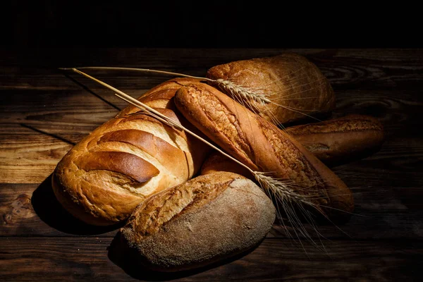 Verschiedene Brote Mit Mehl Und Glutenfreiem Weizen Auf Einem Holztisch — Stockfoto