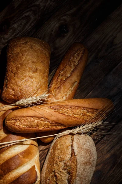 Verschiedene Brote Mit Mehl Und Glutenfreiem Weizen Auf Einem Holztisch — Stockfoto