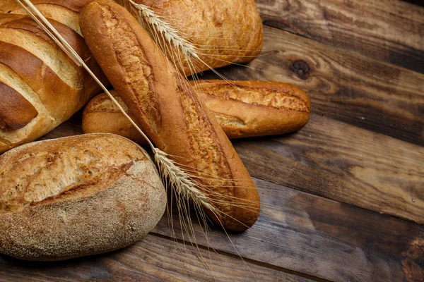 Verschiedene Brote Mit Mehl Und Glutenfreiem Weizen Auf Einem Holztisch — Stockfoto