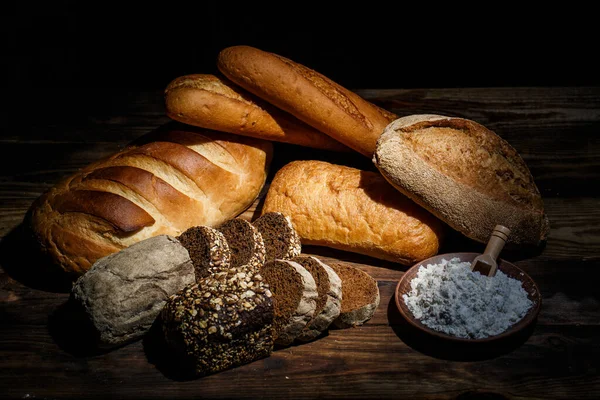 Verschiedene Brote Mit Mehl Und Glutenfreiem Weizen Auf Einem Holztisch — Stockfoto