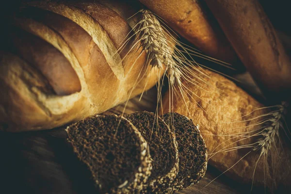 ขนมป แตกต างก นปร วยแป งและข าวสาล ปราศจากกล เตนบนโต ะไม — ภาพถ่ายสต็อก
