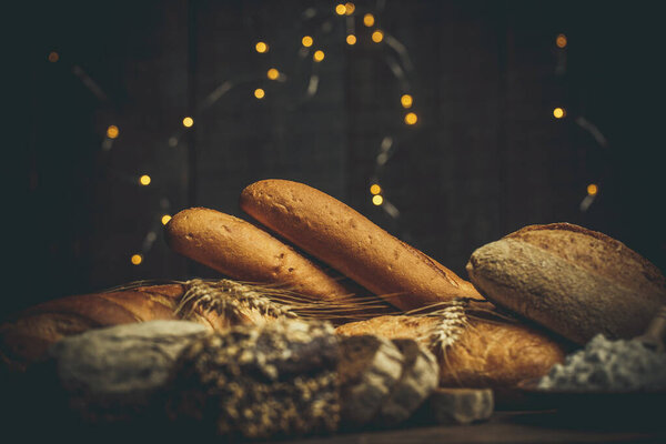 Различные хлебы, приготовленные из муки и пшеницы без глютена на деревянном столе