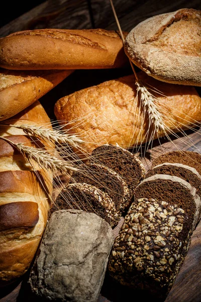 Verschiedene Brote Mit Mehl Und Glutenfreiem Weizen Auf Einem Holztisch — Stockfoto