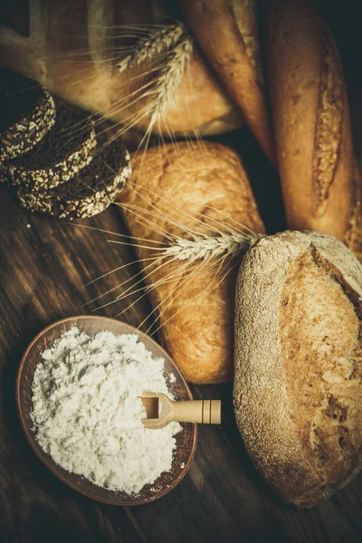 Verschiedene Brote Mit Mehl Und Glutenfreiem Weizen Auf Einem Holztisch — Stockfoto