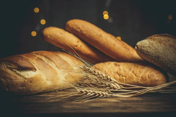 Verschiedene Brote Mit Mehl Und Glutenfreiem Weizen Auf Einem Holztisch — Stockfoto