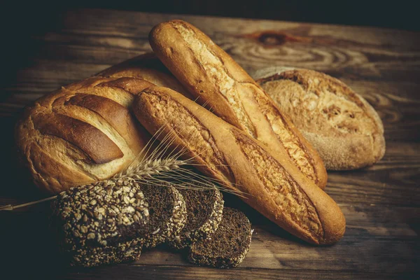 Verschiedene Brote Mit Mehl Und Glutenfreiem Weizen Auf Einem Holztisch — Stockfoto