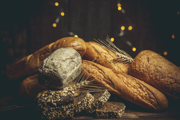 Различные хлебы, приготовленные из муки и пшеницы без глютена на деревянном столе