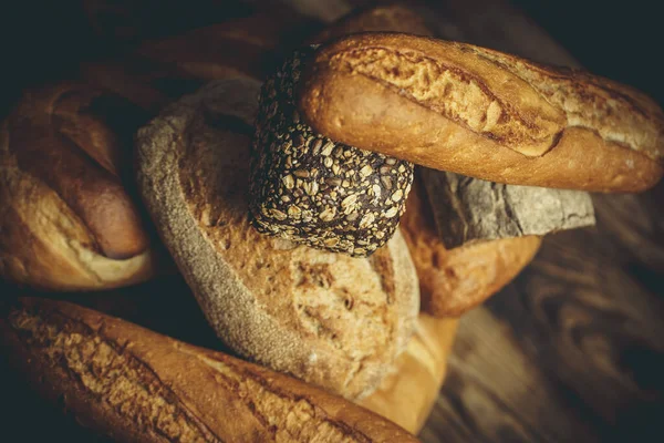 Verschiedene Brote Mit Mehl Und Glutenfreiem Weizen Auf Einem Holztisch — Stockfoto