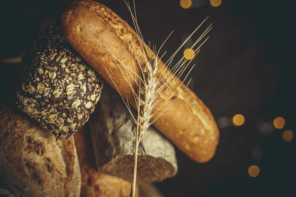 Různé Bochníky Chleba Vařené Moukou Pšenicí Bez Lepku Dřevěném Stole — Stock fotografie