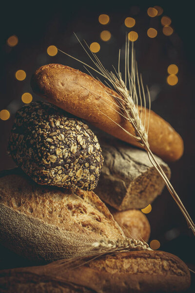 Различные хлебы, приготовленные из муки и пшеницы без глютена на деревянном столе