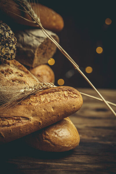 Различные хлебы, приготовленные из муки и пшеницы без глютена на деревянном столе