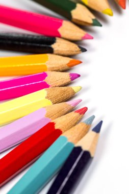 Beyaz arka planda ofis ve okul için renkli tahta kalemler.