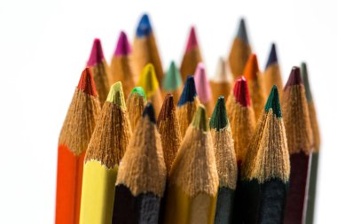 Beyaz arka planda ofis ve okul için renkli tahta kalemler.