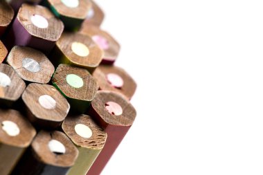 Beyaz arka planda ofis ve okul için renkli tahta kalemler.