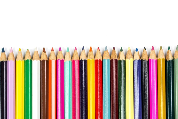 白底写字楼和学校用彩色木制削尖铅笔 — 图库照片