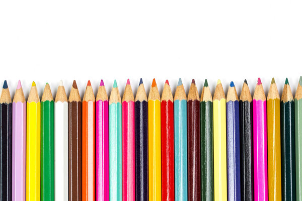 Цветные деревянные заточенные карандаши для офиса и школы на белом фоне
