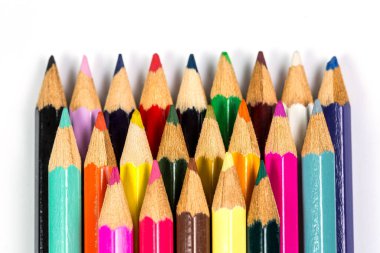 Beyaz arka planda ofis ve okul için renkli tahta kalemler.