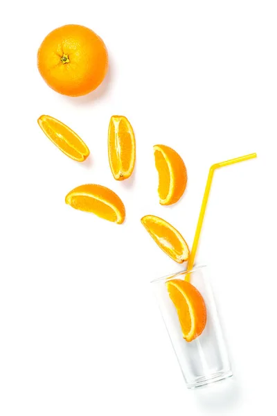 白を基調としたグラスカップの中の新鮮なオレンジ — ストック写真