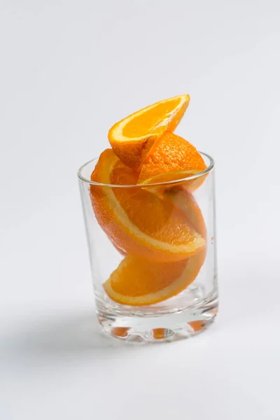 Свежие Апельсины Стакане Белом Фоне — стоковое фото